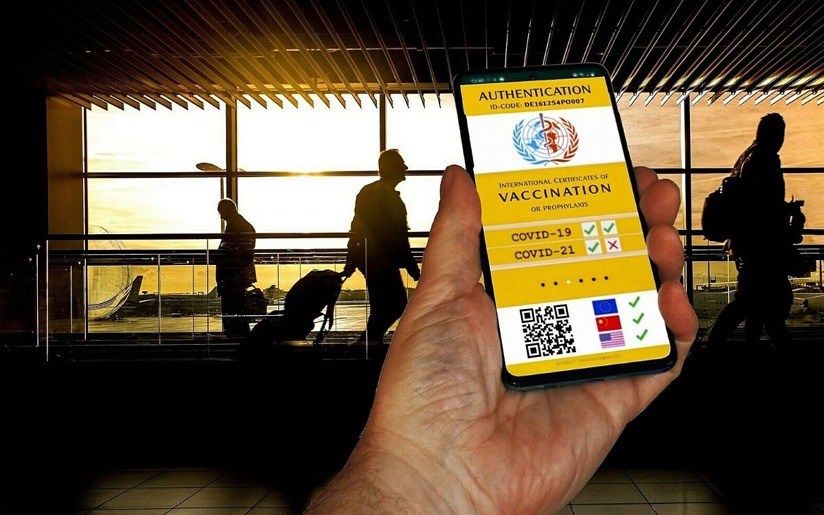 Ein digitaler Impfpass wird am Flughafen gezeigt Ein digitaler Impfpass wird am Flughafen gezeigt